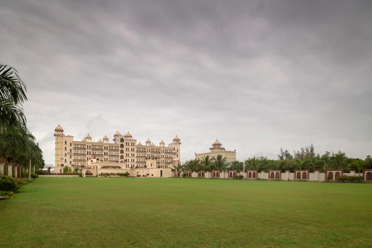 Uday Palace Navsari, A Member Of Radisson Individuals Exterior foto